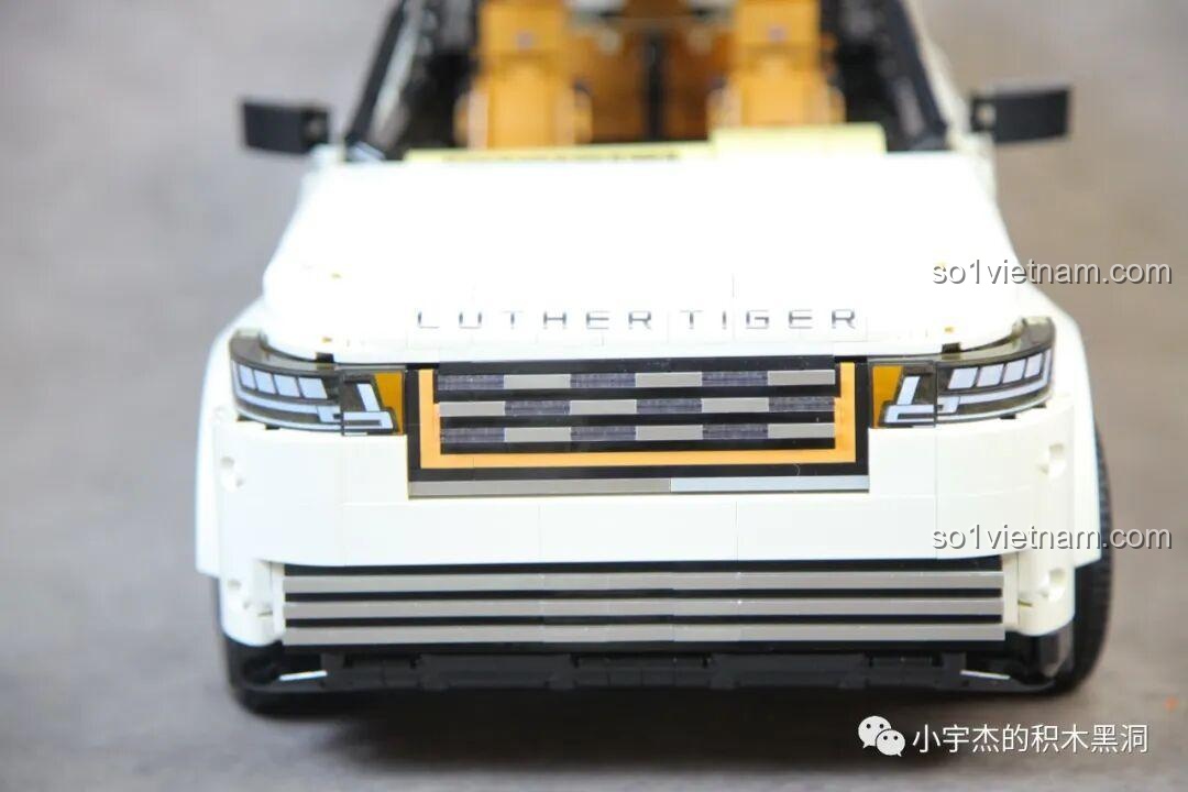 Mô hình KBOX 10512 Land Rover Range Rover được trưng bày trong hộp kính, góc nhìn khác từ bên cạnh.