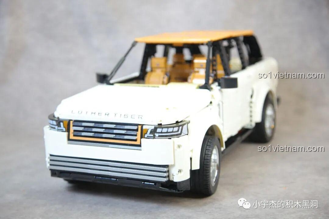 Mô hình KBOX 10512 Land Rover Range Rover được trưng bày trong hộp kính, nhìn từ bên cạnh.