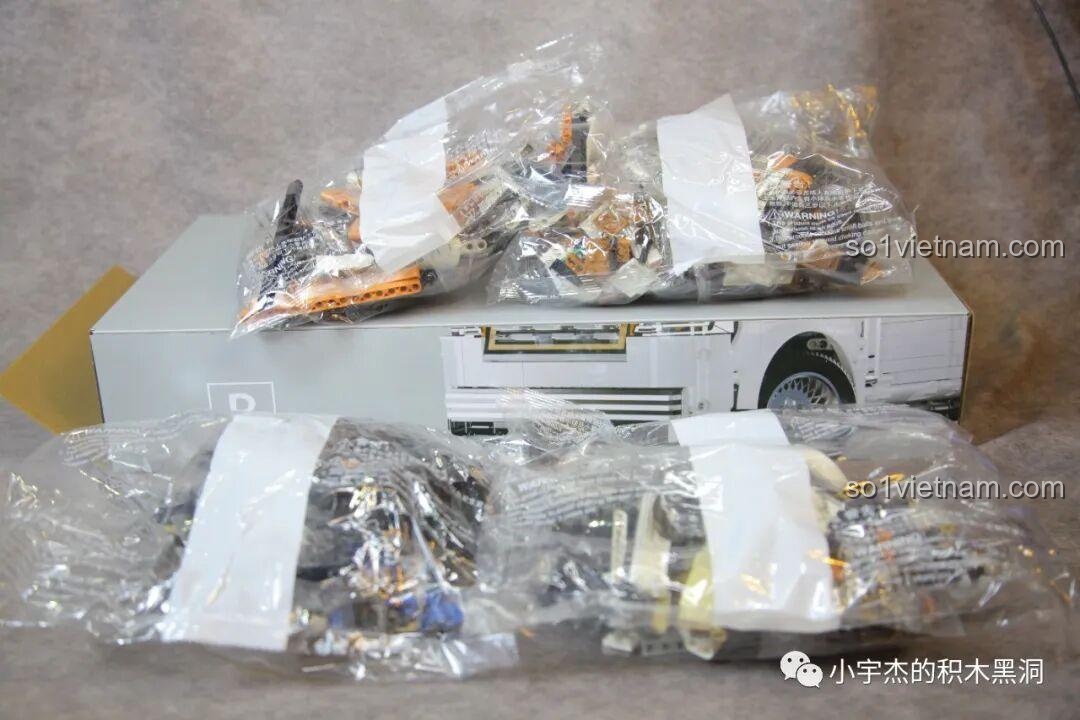 Túi linh kiện số 2 của bộ lắp ghép KBOX 10512 Land Rover Range Rover, chứa các chi tiết cho động cơ.