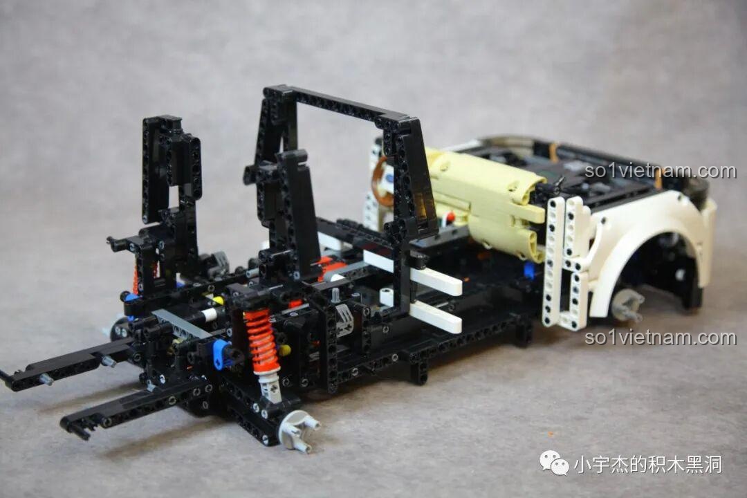 Túi linh kiện số 4 của bộ lắp ghép KBOX 10512 Land Rover Range Rover, chứa các chi tiết cho phần mái và thân xe.