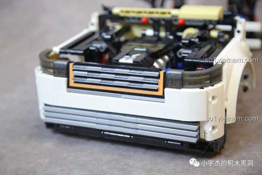 Cận cảnh vô lăng màu nâu và nội thất màu be của mô hình KBOX 10512 Land Rover Range Rover, với logo 'Luther Tiger'.