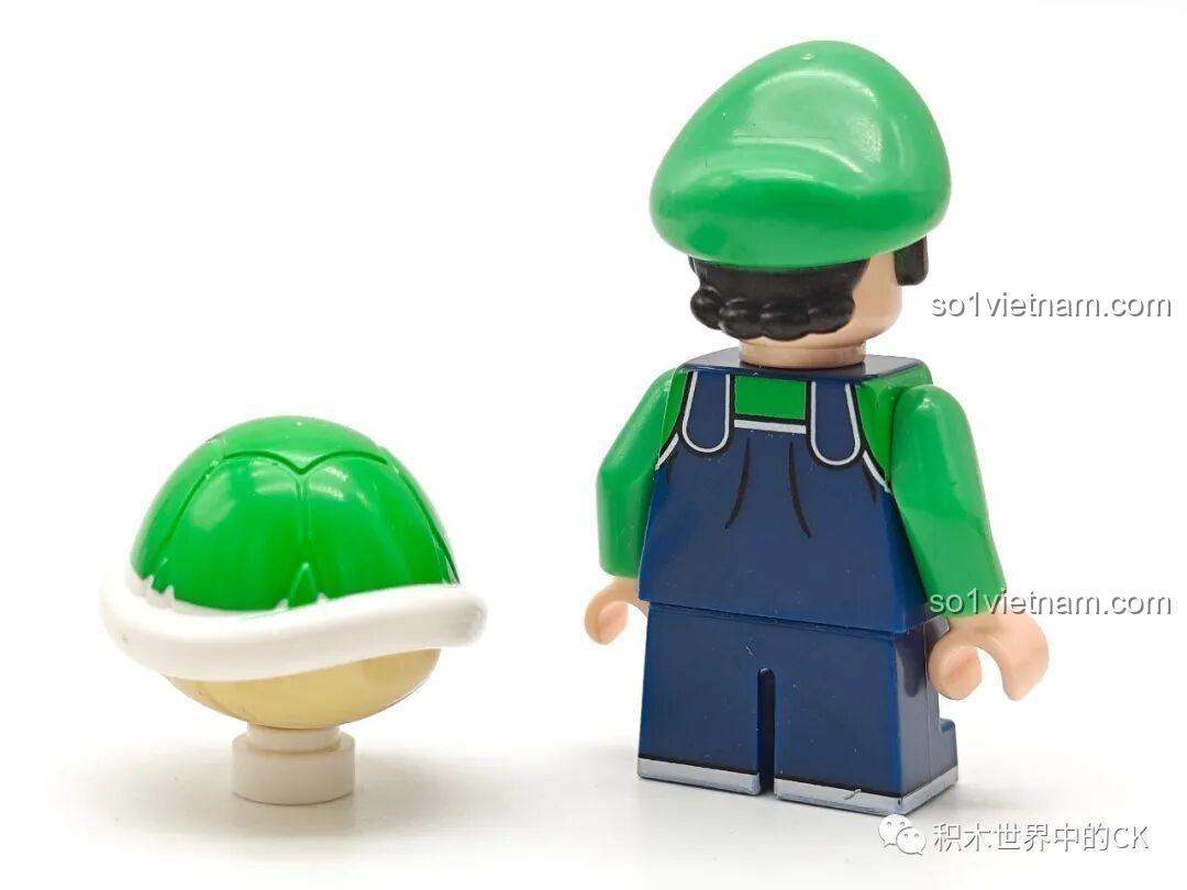 Mặt sau của minifigure Baby Luigi (K2115) và Green Koopa Shell, thể hiện chi tiết mũ và yếm của Baby Luigi.