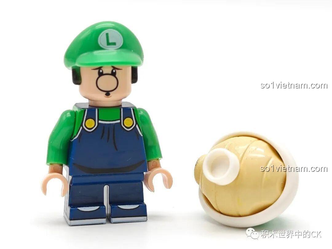 Minifigure Baby Luigi (K2115) tạo dáng cùng Green Koopa Shell, thể hiện sự đáng yêu của bộ đồ chơi Luigi KDL tiết kiệm.