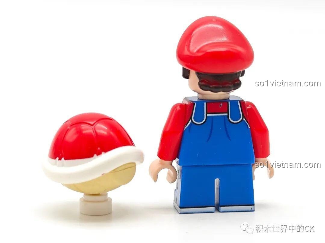 Mặt sau của minifigure Baby Mario (K2119) và Red Koopa Shell, thể hiện chi tiết mũ và yếm của Baby Mario.
