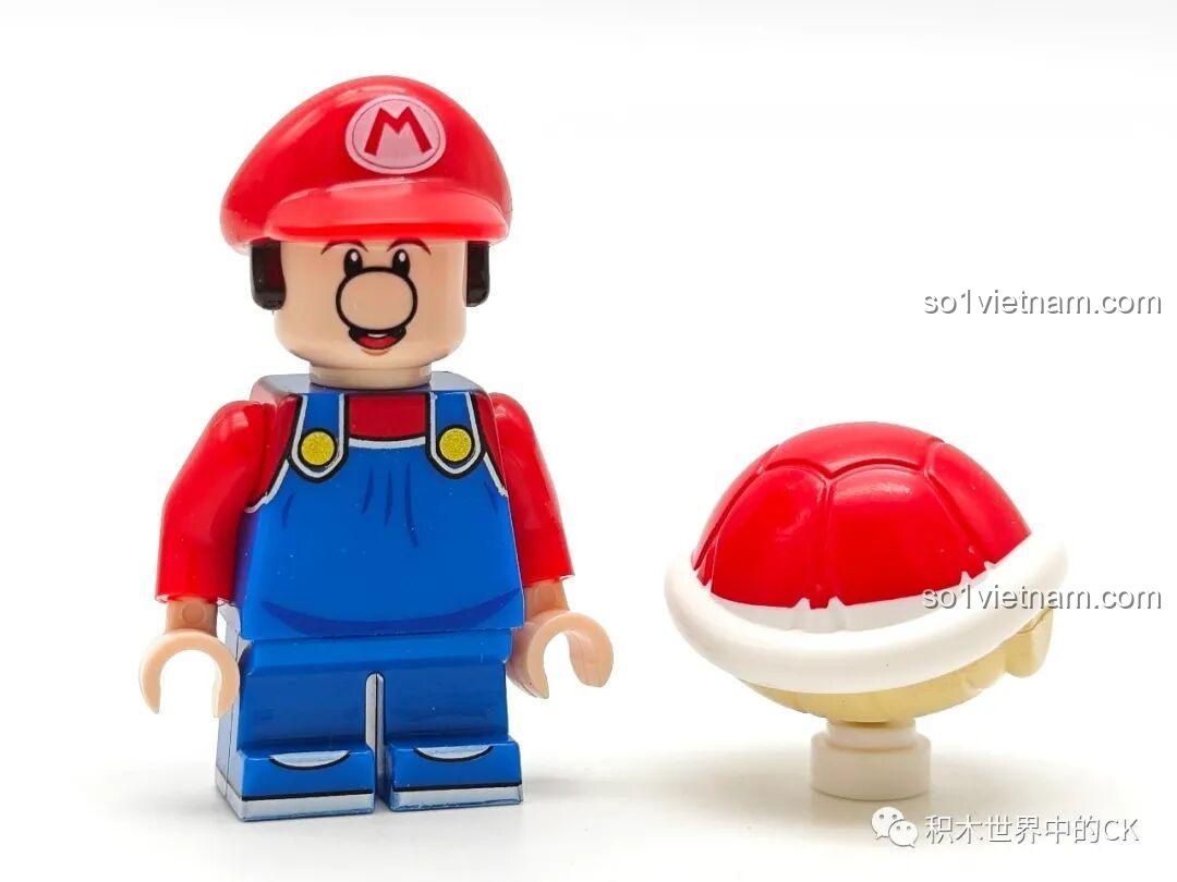 Minifigure Baby Mario (K2119) tạo dáng cùng Red Koopa Shell, thể hiện sự dễ thương của set đồ chơi Toad KDL815 chất lượng cao giá tốt.