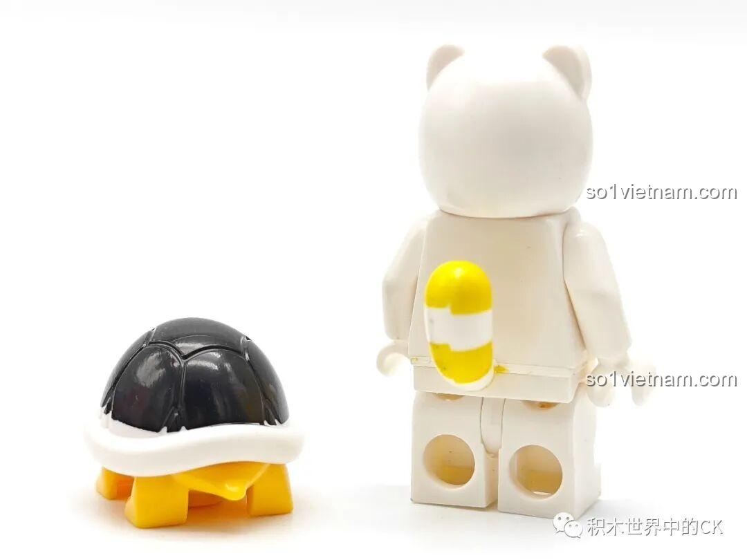 Mặt sau của minifigure Mario Cat Suit (K2117) và Black Koopa Shell, thể hiện chi tiết đuôi mèo và bụng vàng của Mario.