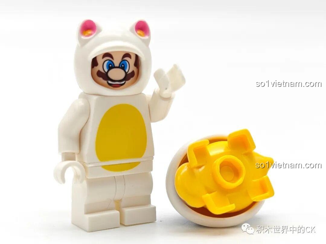 Minifigure Mario Cat Suit (K2117) tạo dáng cùng Black Koopa Shell, thể hiện sự tinh nghịch của bộ đồ chơi mô hình Toad 815 xịn giá rẻ.