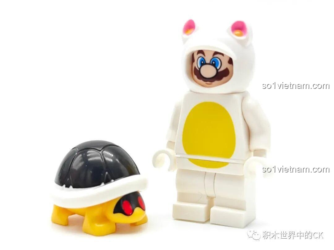 Minifigure Mario Cat Suit (K2117) từ bộ lắp ghép KDL đáng tiền, đứng cạnh Black Koopa Shell, nhìn từ phía trước.