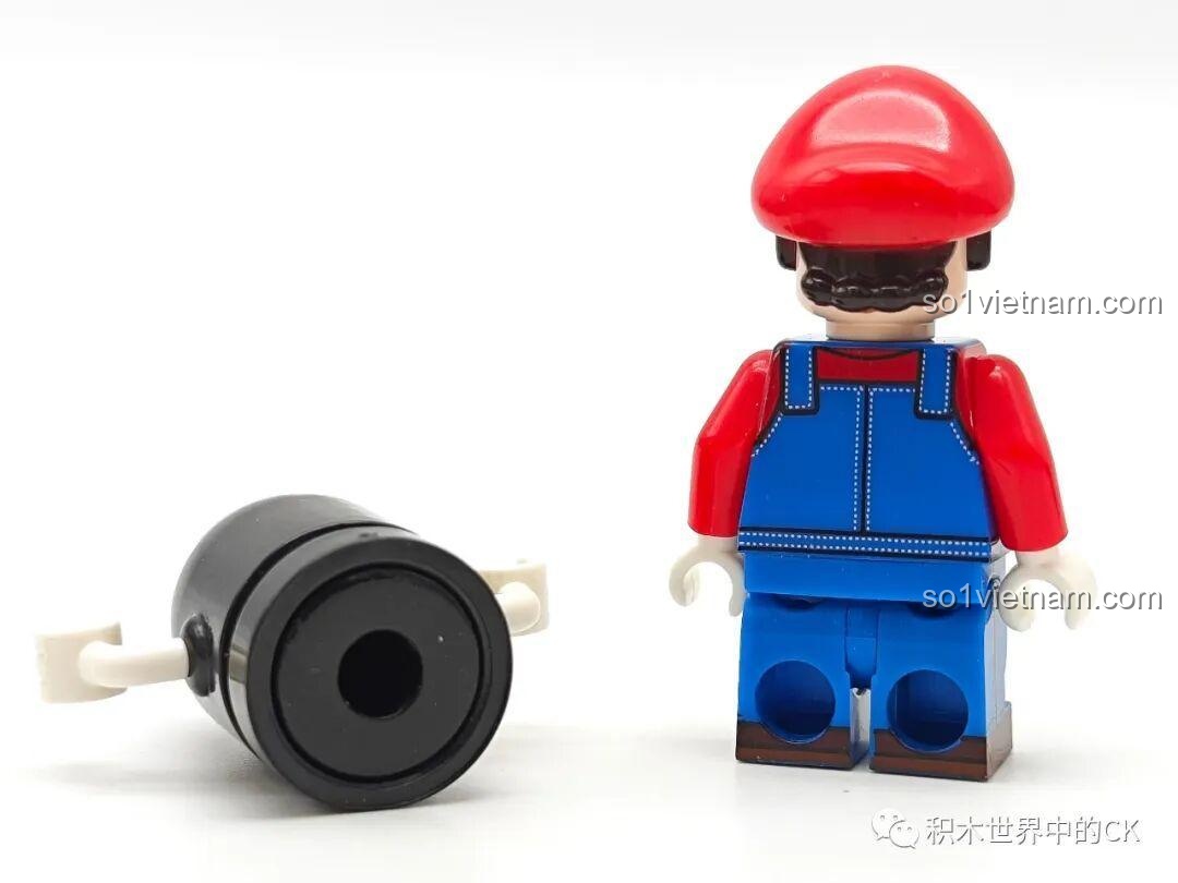 Mặt sau của minifigure Mario cổ điển (K2113) và Bullet Bill, cho thấy chi tiết thiết kế của bộ đồ chơi Mario và bạn bè 815.