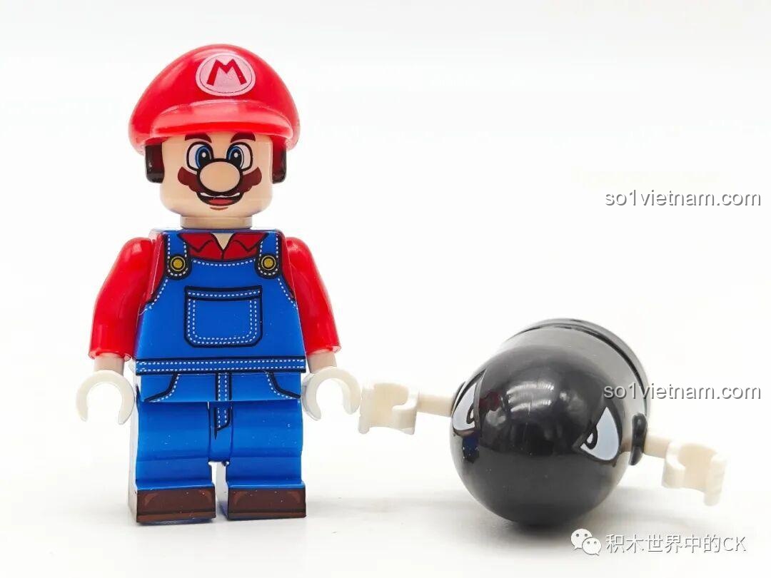 Minifigure Mario cổ điển (K2113) tạo dáng cùng Bullet Bill, thể hiện sự năng động của bộ đồ chơi mô hình Mario KDL815.