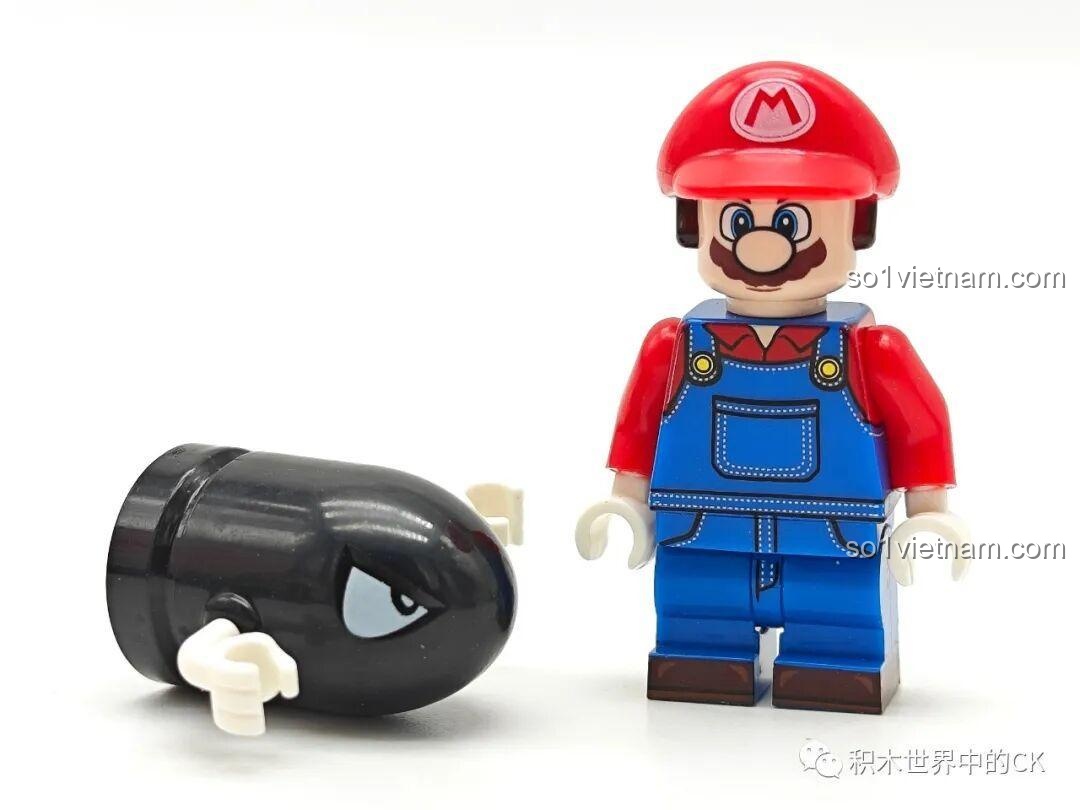 Minifigure Mario cổ điển (K2113) từ bộ đồ chơi Nhân vật Mario cho bé trai trên 6 tuổi, đứng cạnh Bullet Bill đen hầm hố.