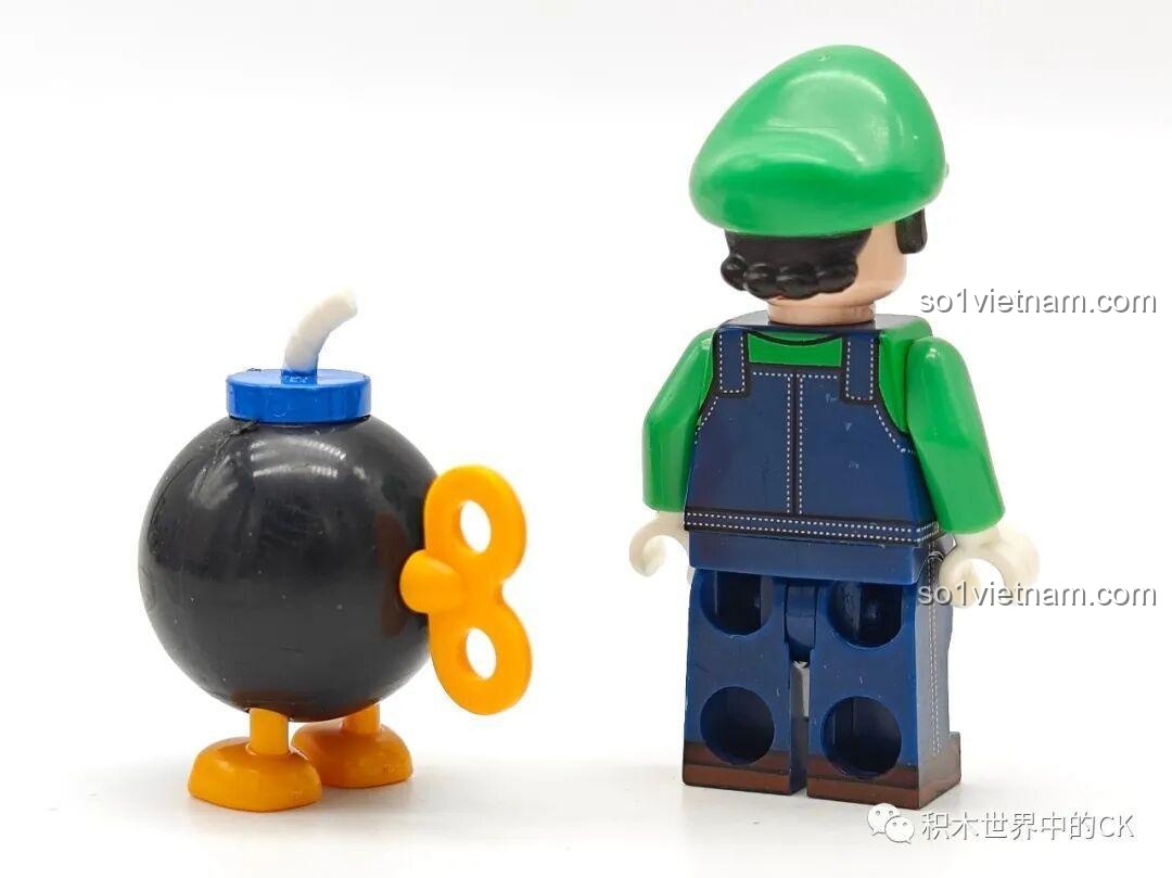 Mặt sau của minifigure Luigi (K2118) và Bob-omb, thể hiện chi tiết yếm và mũ của Luigi.