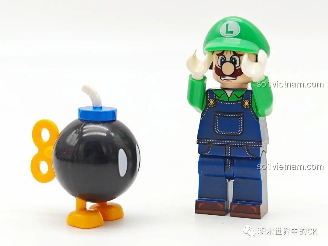 Minifigure Luigi (K2118) tạo dáng hoảng hốt cùng Bob-omb, thể hiện sự hài hước của bộ đồ chơi mô hình 815 giá bình dân.