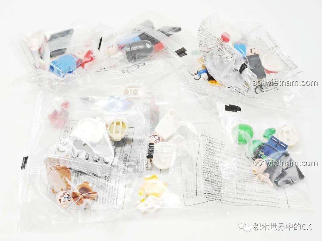 Các túi nhỏ chứa mảnh ghép của bộ đồ chơi Luigi KDL tiết kiệm KDL815, sẵn sàng cho việc lắp ráp các minifigures Mario.