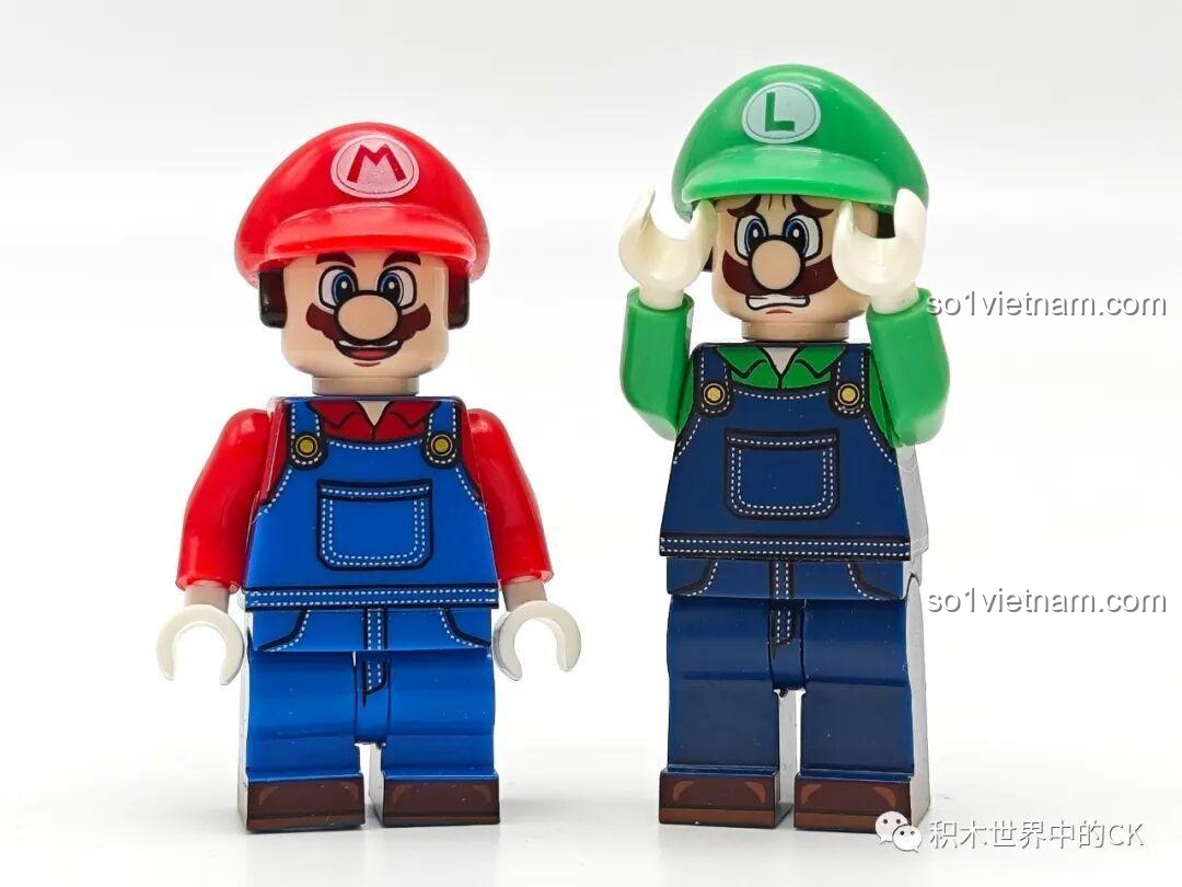 Minifigure Mario cổ điển và Luigi hoảng hốt từ bộ KDL815, thể hiện sự tương tác giữa các nhân vật.