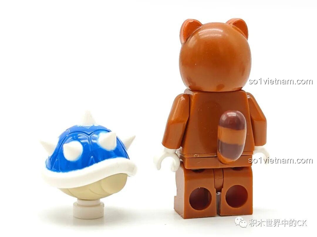 Mặt sau của minifigure Mario Tanooki (K2112) và Blue Koopa Shell, thể hiện chi tiết đuôi sọc vằn của Mario.
