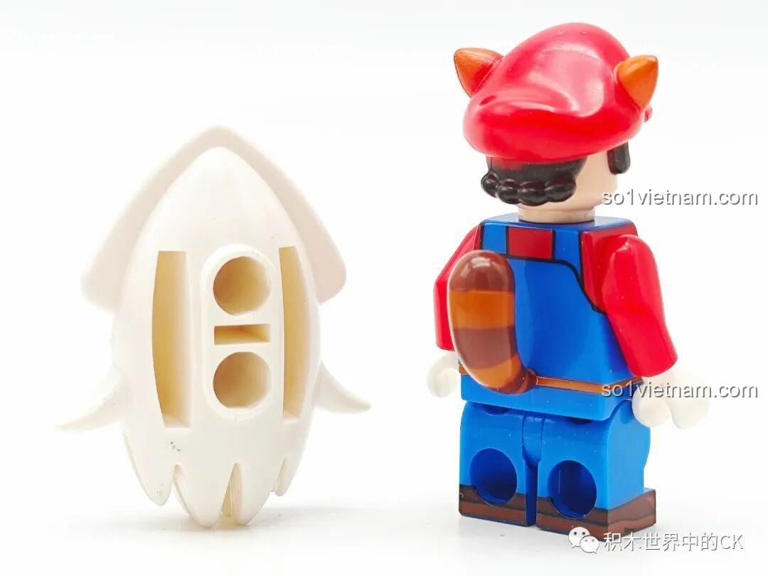 Mặt sau của minifigure Mario Tanooki (K2116) và Squid, thể hiện chi tiết thiết kế của phụ kiện Squid.