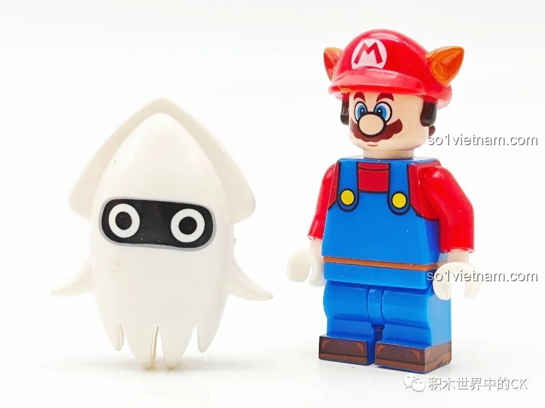 Minifigure Mario Tanooki (K2116) từ bộ đồ chơi mô hình Mario KDL815, đứng cạnh phụ kiện Squid màu trắng độc đáo, nhìn từ phía trước.