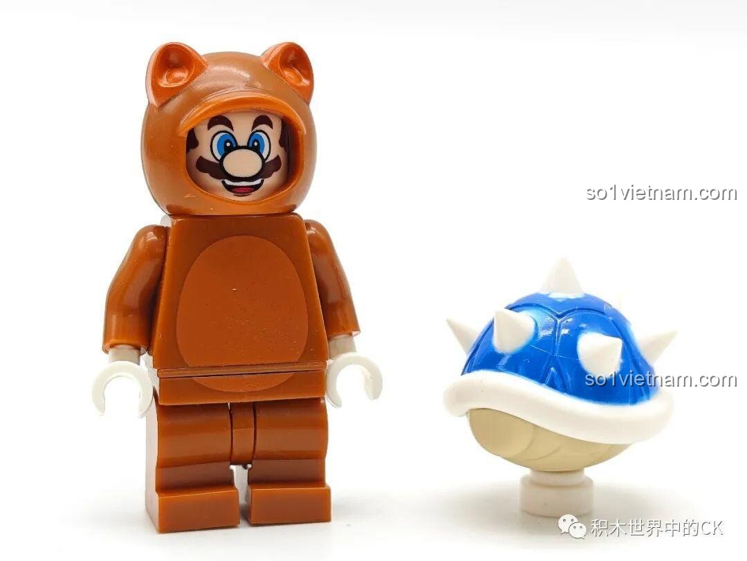 Minifigure Mario Tanooki (K2112) tạo dáng cùng Blue Koopa Shell, thể hiện sự năng động của bộ đồ chơi mô hình 815.