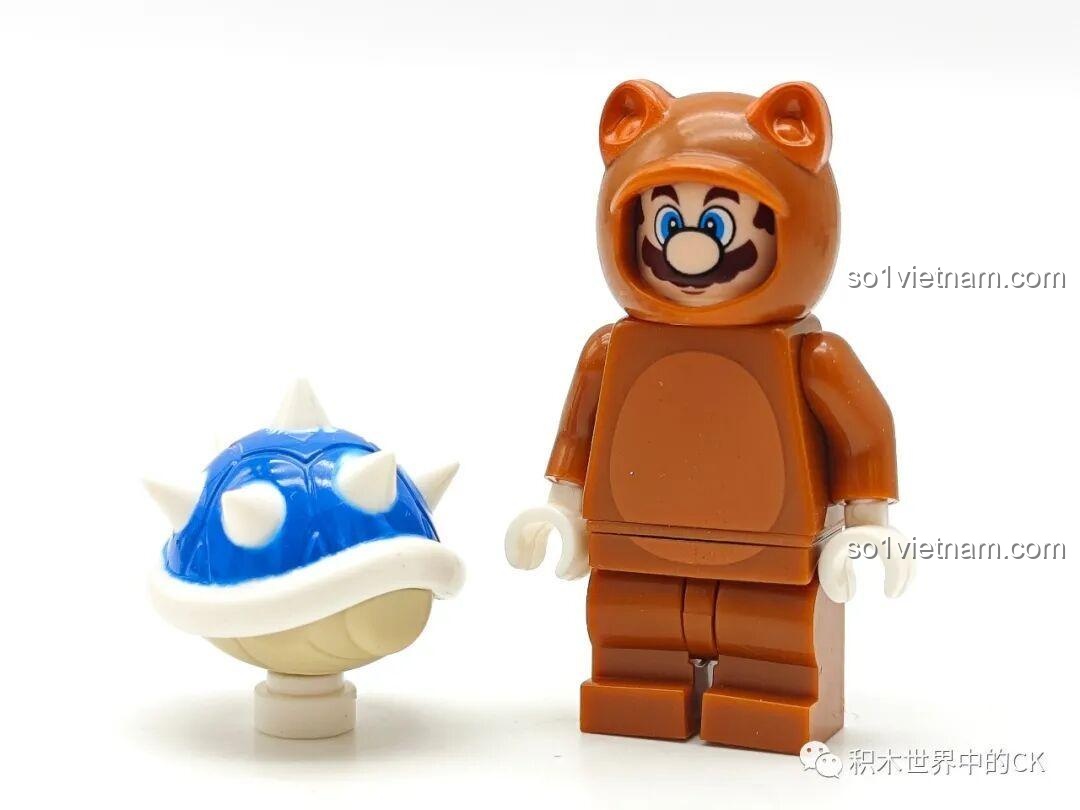 Minifigure Mario Tanooki (K2112) từ bộ đồ chơi mô hình Mario KDL815, đứng cạnh Blue Koopa Shell gai góc, nhìn từ phía trước.