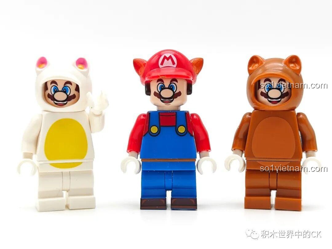 Ba minifigures Mario trong các trang phục khác nhau (Cat Suit, cổ điển, Tanooki) từ bộ KDL815, tạo dáng cùng nhau.