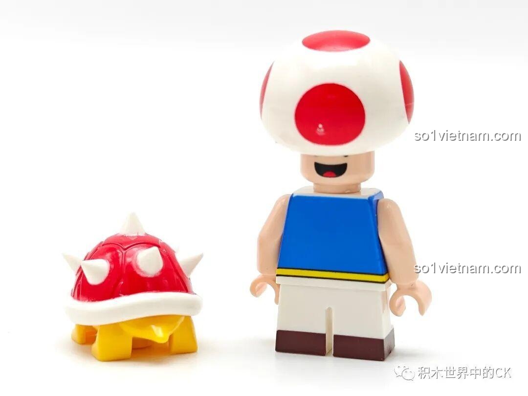 Mặt sau của minifigure Toad (K2114) và Red Koopa Shell, thể hiện chi tiết áo xanh và quần trắng của Toad.