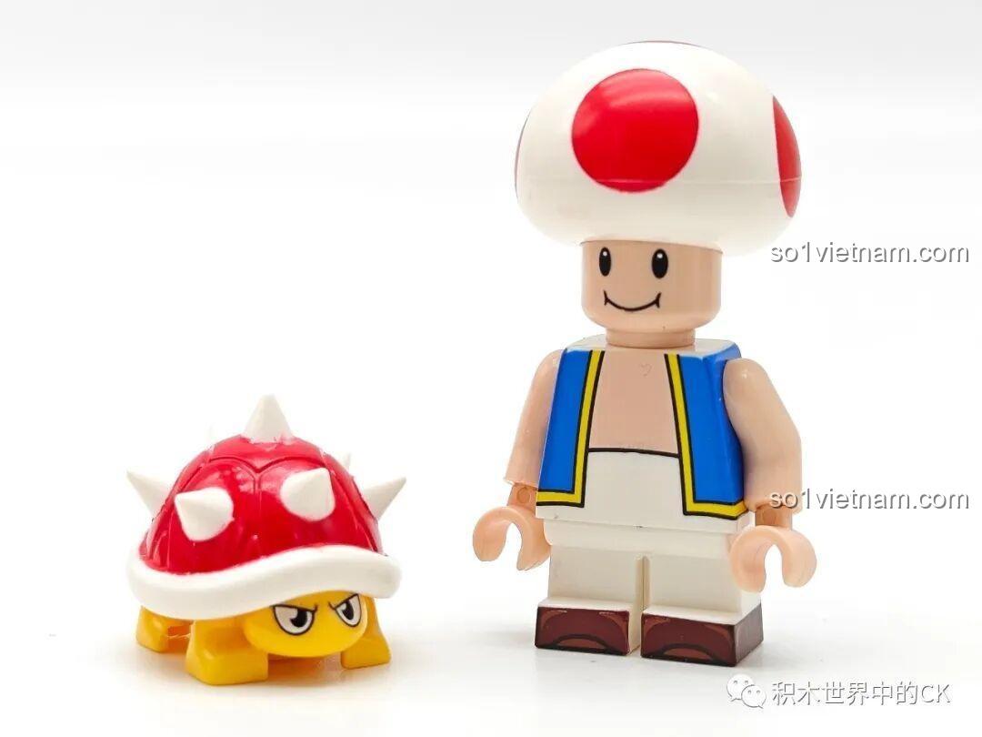 Minifigure Toad (K2114) từ bộ lắp ghép Toad KDL815 giá hời, đứng cạnh Red Koopa Shell có chân, nhìn từ phía trước.
