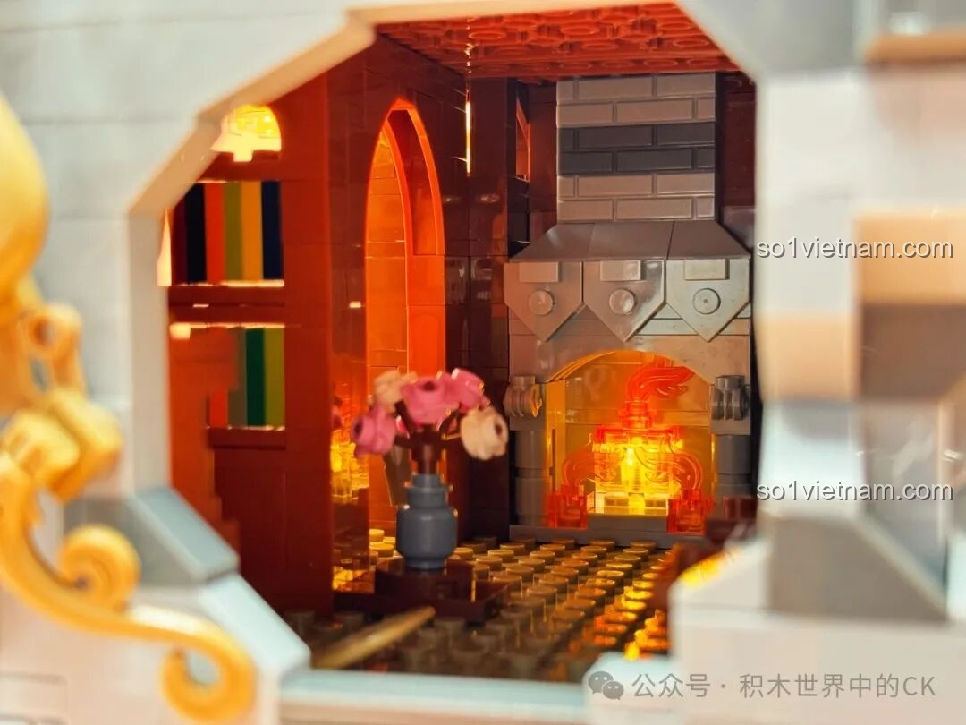 Kệ sách phong phú với nhiều cuốn sách nhỏ trên tầng hai của JIESTAR 57016 Thư viện Châu Âu.