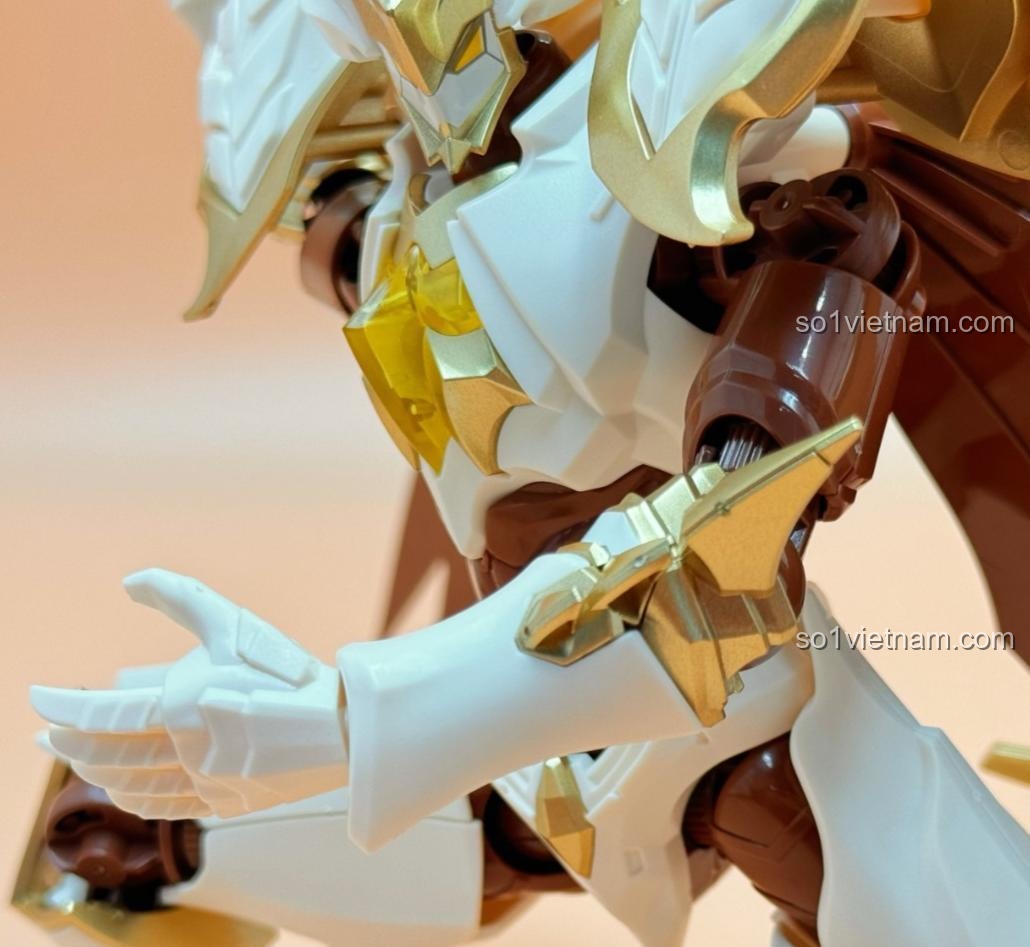 Mô hình Bạch Khởi - Tử Thần Trắng Keeppley 78014 với đôi cánh quạ đang đứng và vũ khí bên trái, đồ chơi lắp ráp cho bé trai 14 tuổi