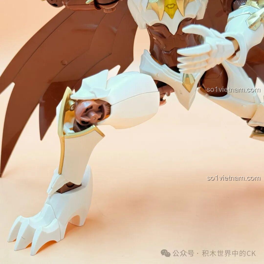 Mô hình Bạch Khởi - Tử Thần Trắng Keeppley 78014 với đôi cánh quạ đang đứng và vũ khí phía sau lưng, đồ chơi lắp ráp cho bé trai 14 tuổi