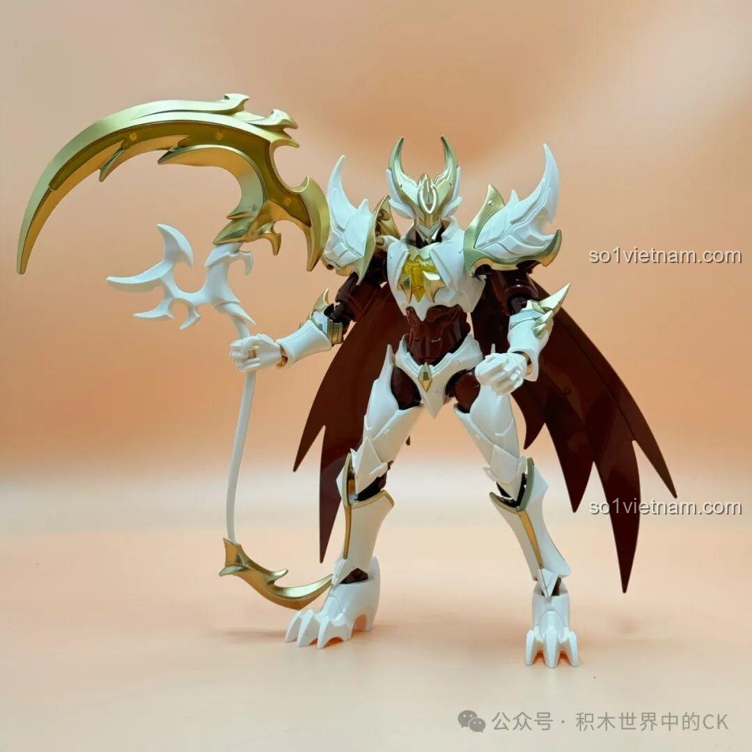 Mô hình Bạch Khởi - Tử Thần Trắng Keeppley 78014 với đôi cánh quạ, vũ khí và chân trụ đế đang đứng bên phải, đồ chơi lắp ráp cho bé trai 14 tuổi