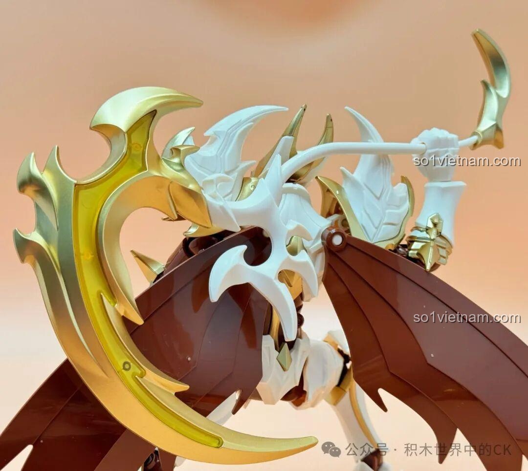 Mô hình Bạch Khởi - Tử Thần Trắng Keeppley 78014 với đôi cánh quạ, vũ khí và chân trụ đế đang đứng bên trái, đồ chơi lắp ráp cho bé trai 14 tuổi