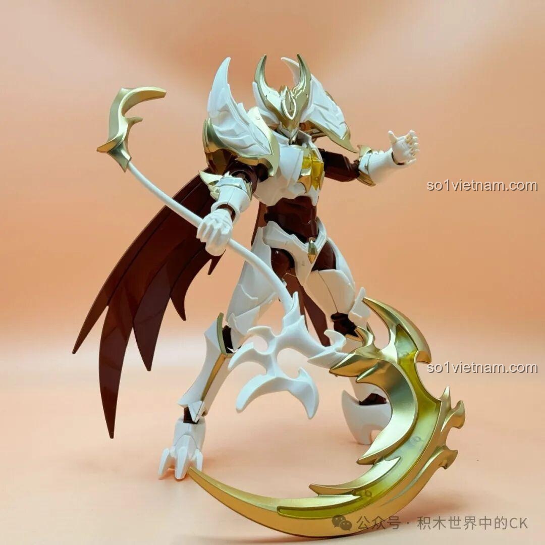 Mô hình Bạch Khởi - Tử Thần Trắng Keeppley 78014 với đôi cánh quạ, vũ khí và chân trụ đế đang đứng phía sau lưng, đồ chơi lắp ráp cho bé trai 14 tuổi