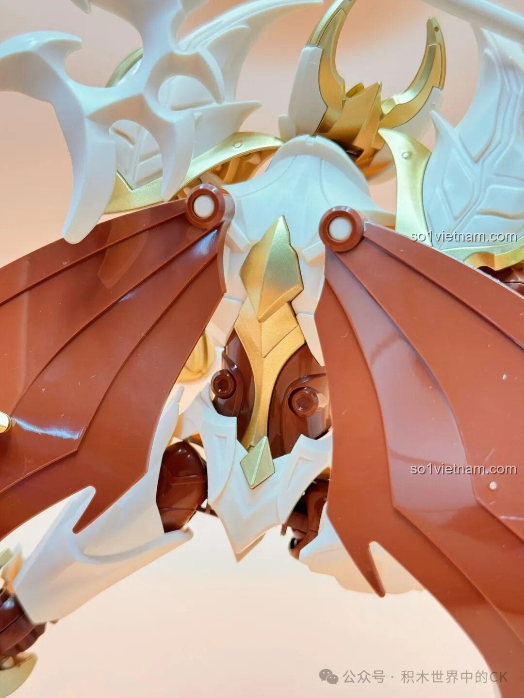 Mô hình Bạch Khởi - Tử Thần Trắng Keeppley 78014 với đôi cánh quạ, vũ khí và chân trụ đế đang đứng, đồ chơi lắp ráp cho bé trai 14 tuổi