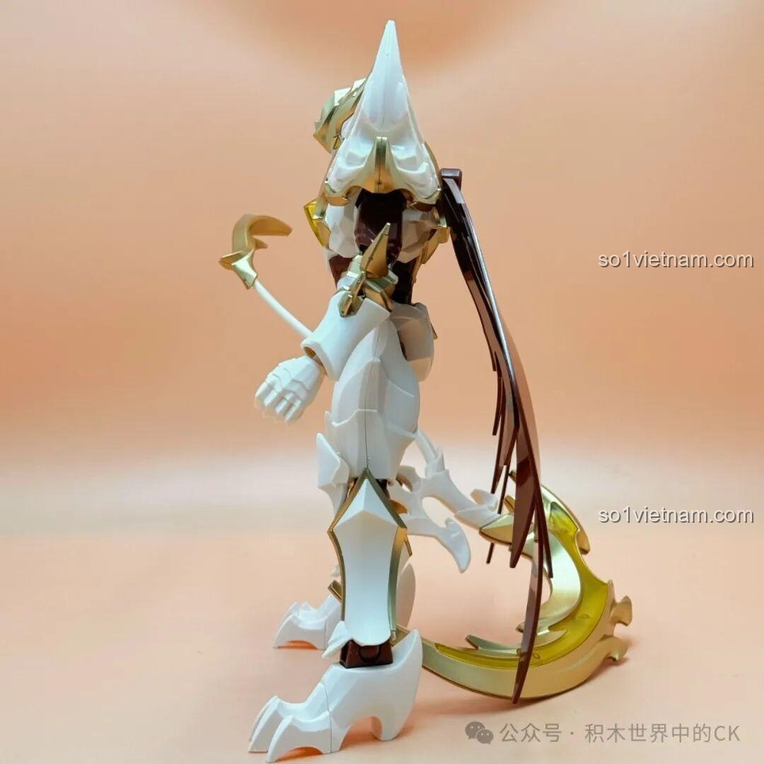 Mô hình Bạch Khởi - Tử Thần Trắng Keeppley 78014 với đôi cánh quạ đang quỳ rủa bên phải, đồ chơi lắp ráp cho bé trai 14 tuổi