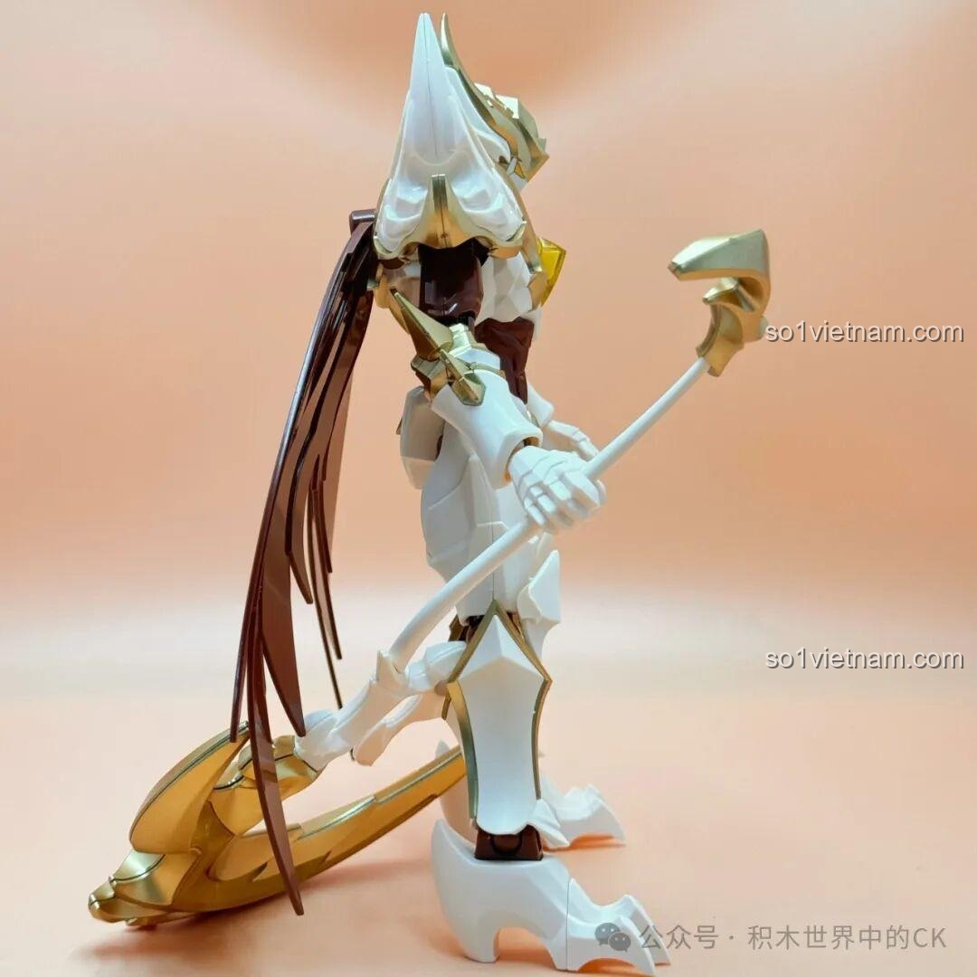 Mô hình Bạch Khởi - Tử Thần Trắng Keeppley 78014 với đôi cánh quạ và vũ khí đang quỳ rủa bên phải, đồ chơi lắp ráp cho bé trai 14 tuổi