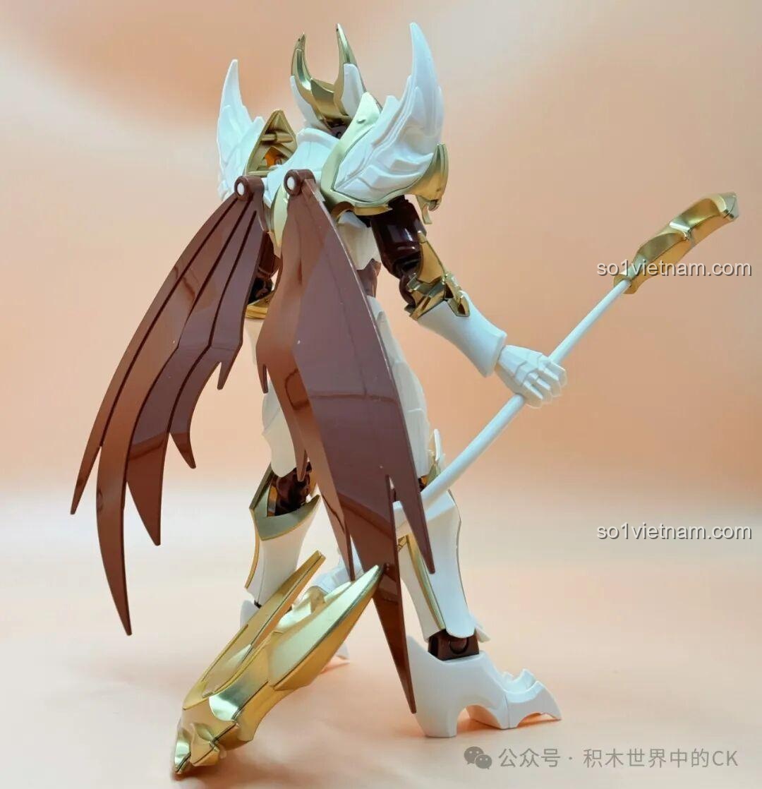Mô hình Bạch Khởi - Tử Thần Trắng Keeppley 78014 với đôi cánh quạ và vũ khí đang quỳ rủa bên trái, đồ chơi lắp ráp cho bé trai 14 tuổi