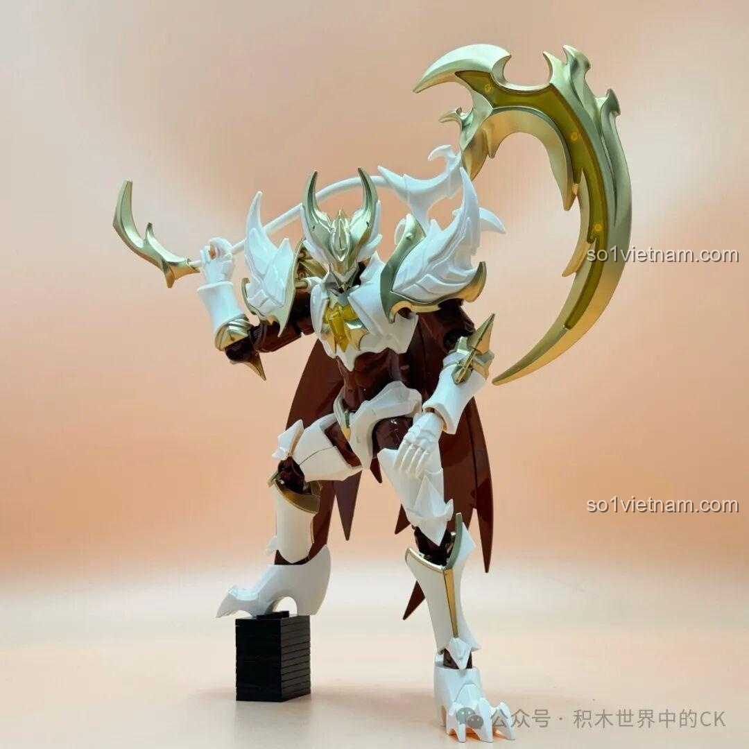 Mô hình Bạch Khởi - Tử Thần Trắng Keeppley 78014 với đôi cánh quạ, vũ khí và chân trụ đế đang quỳ rủa bên phải, đồ chơi lắp ráp cho bé trai 14 tuổi