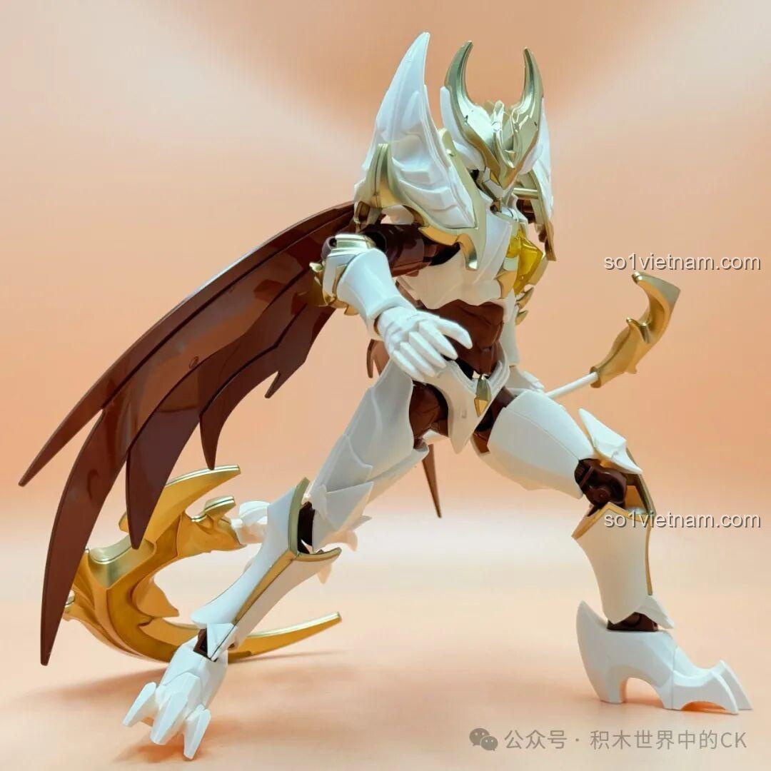 Mô hình Bạch Khởi - Tử Thần Trắng Keeppley 78014 với đôi cánh quạ, vũ khí và chân trụ đế đang quỳ rủa bên trái, đồ chơi lắp ráp cho bé trai 14 tuổi