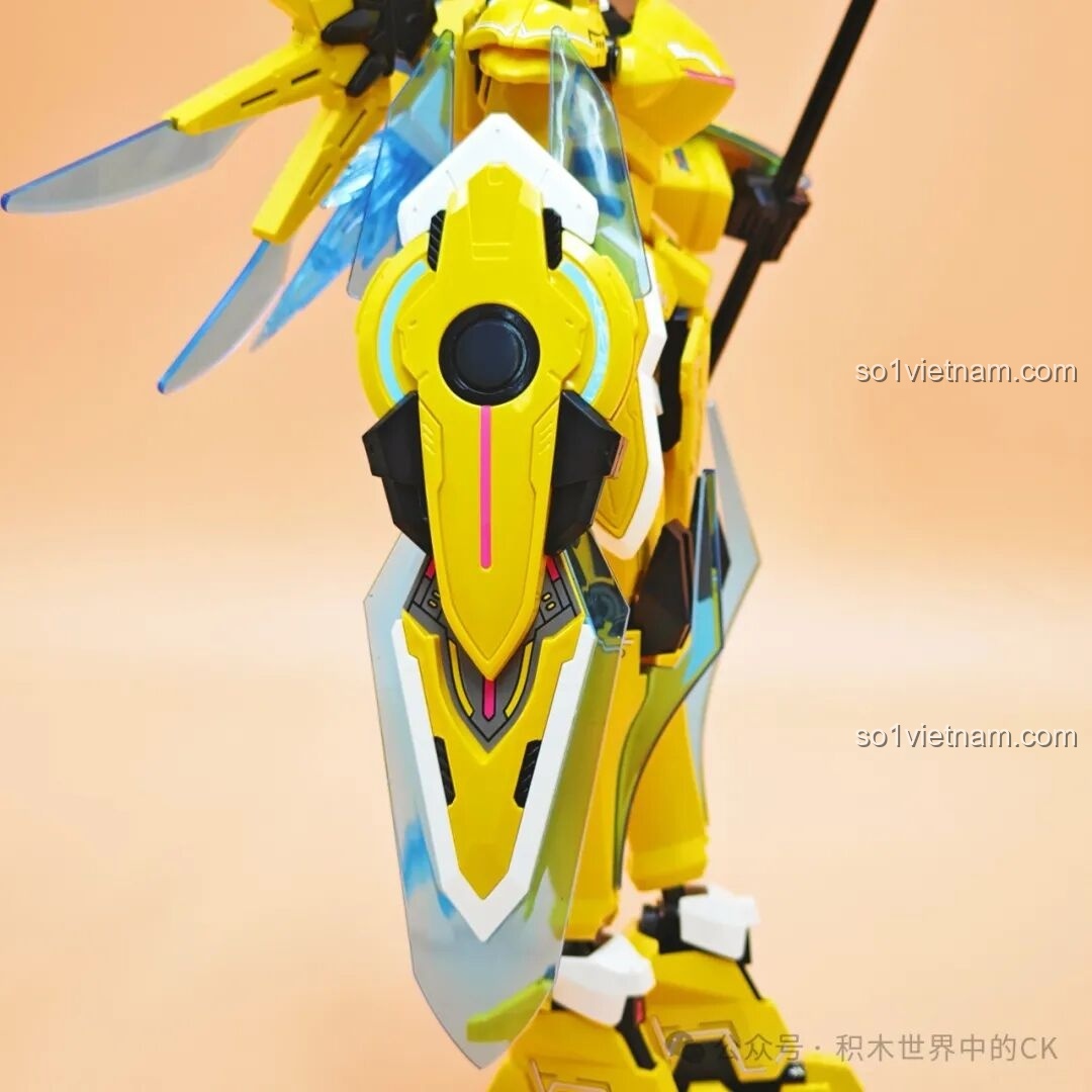 Keeppley 81010 Robot Lôi Điểu Cơ Thần ở tư thế chiến đấu.