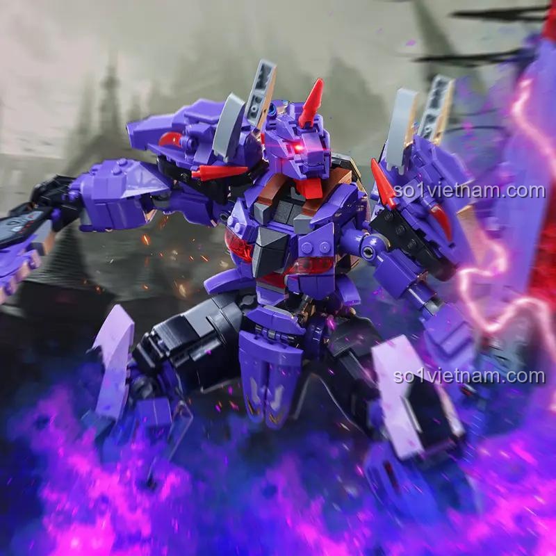 Robot Hắc Long Cơ Thần Keeppley 81015 đang chiến đấu với hiệu ứng ánh sáng tím