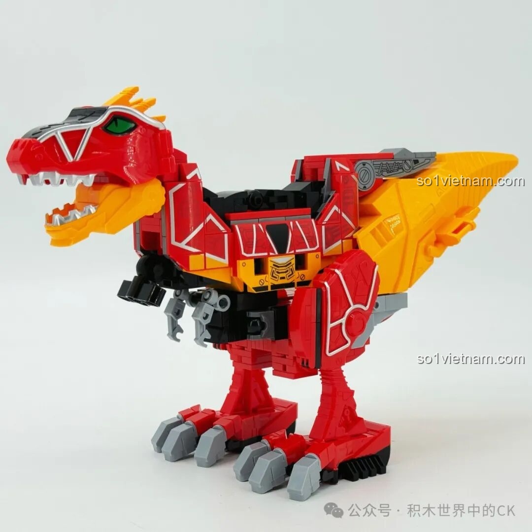 Mô hình khủng long Keeppley 82001 Bạo Giảo Long hoàn chỉnh, dáng đứng oai vệ, màu sắc đỏ vàng nổi bật, sẵn sàng chiến đấu.