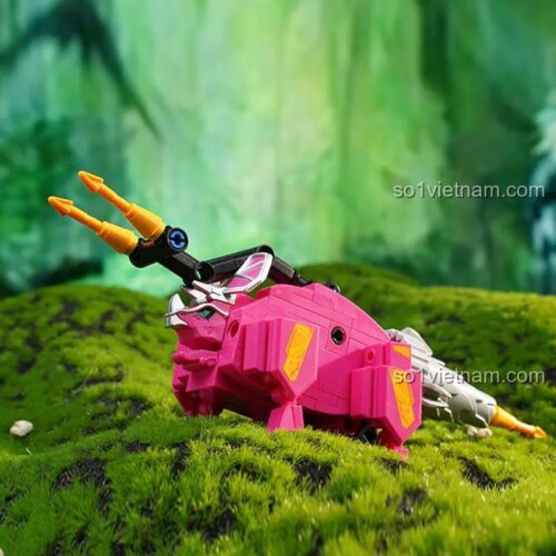 Ảnh chụp thực tế đồ chơi lắp ráp Keeppley 82003, mô hình Robot khủng long Dricera màu hồng nổi bật trên nền rêu xanh.