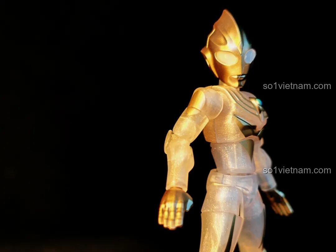 Cận cảnh Tiga Ultraman Bạch Kim