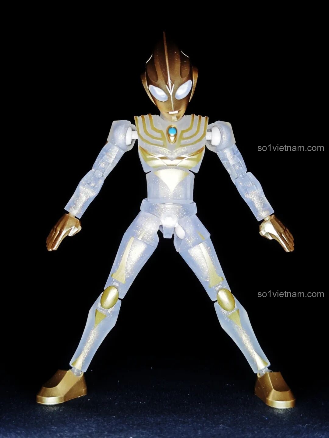 Tiga Ultraman Bạch Kim đứng thẳng