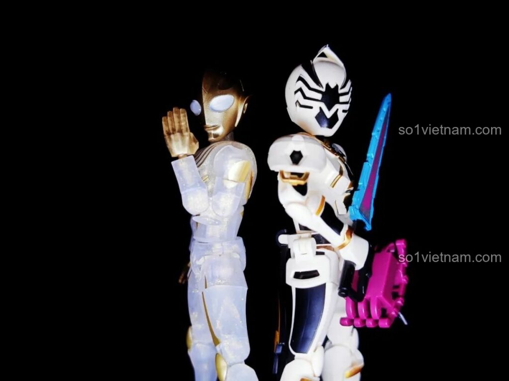 Tiga Ultraman Bạch Kim và Spider-Walker đứng cạnh nhau, nền đen