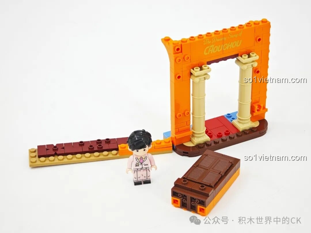 Chi tiết khung cửa sổ lớn trung tâm trong mô hình Chuyện Miền Tây Châu Đốc Keeppley