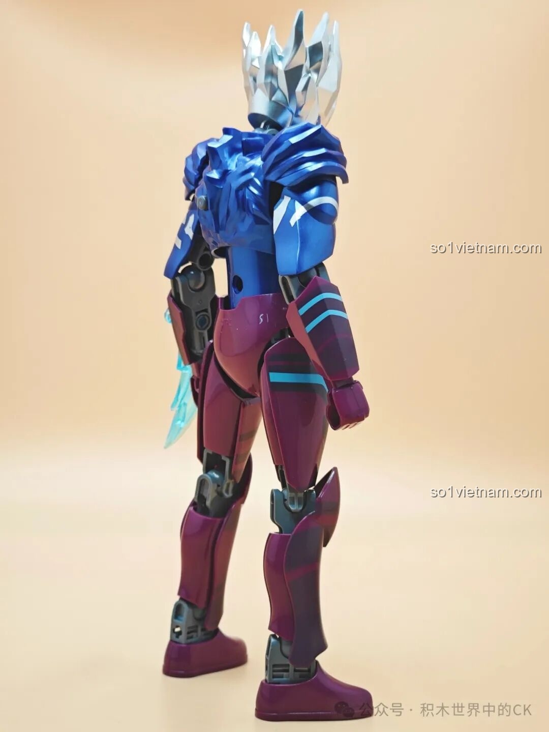 Mô hình Dark Ultraman nhìn từ phía sau