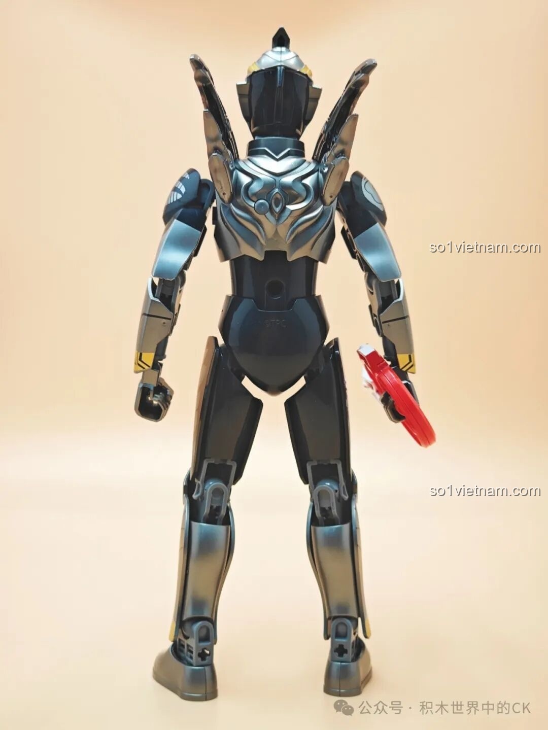 Darklops Tiga của Keeppley trong tư thế chiến đấu