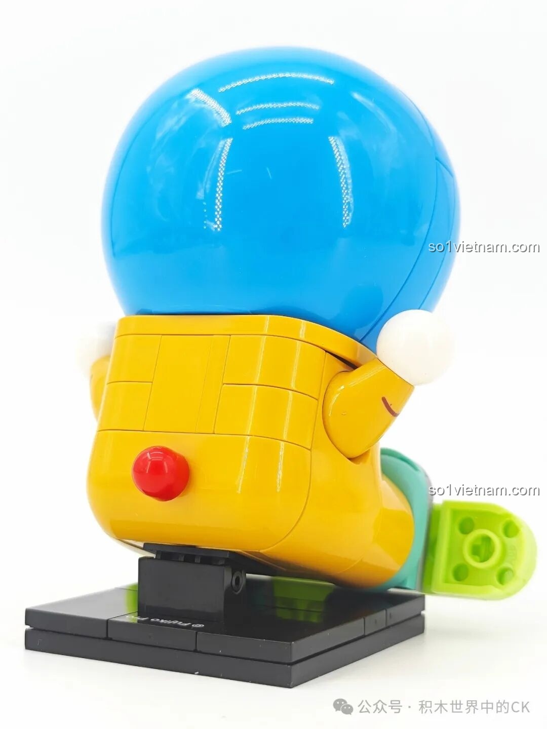 Chi tiết ván trượt được lắp ráp khéo léo cho mô hình Doraemon trượt tuyết.